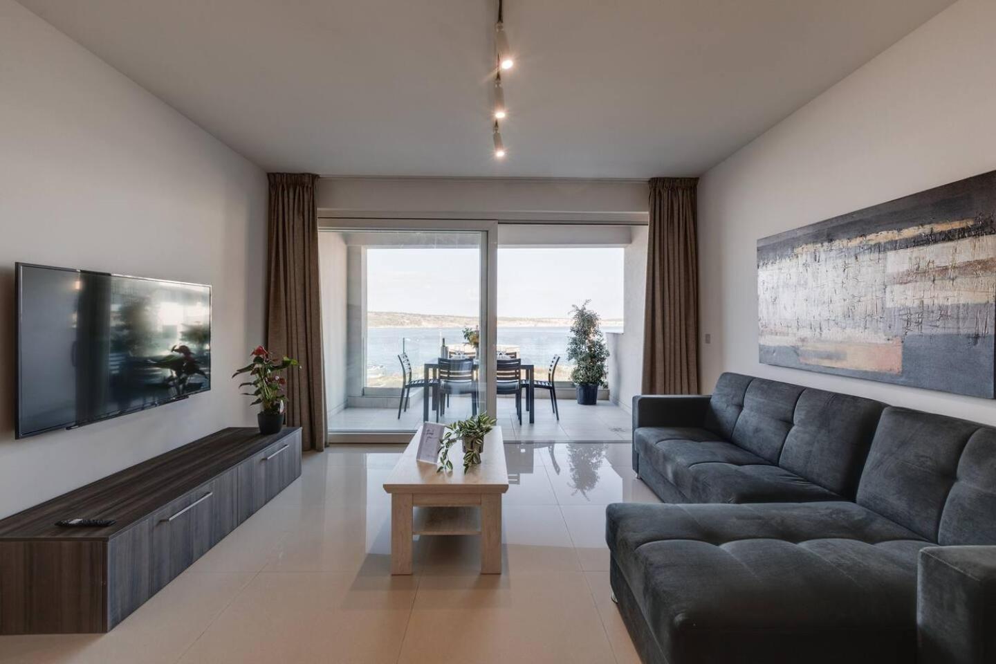 9Ten11 Seafront By Homely Mellieħa Esterno foto