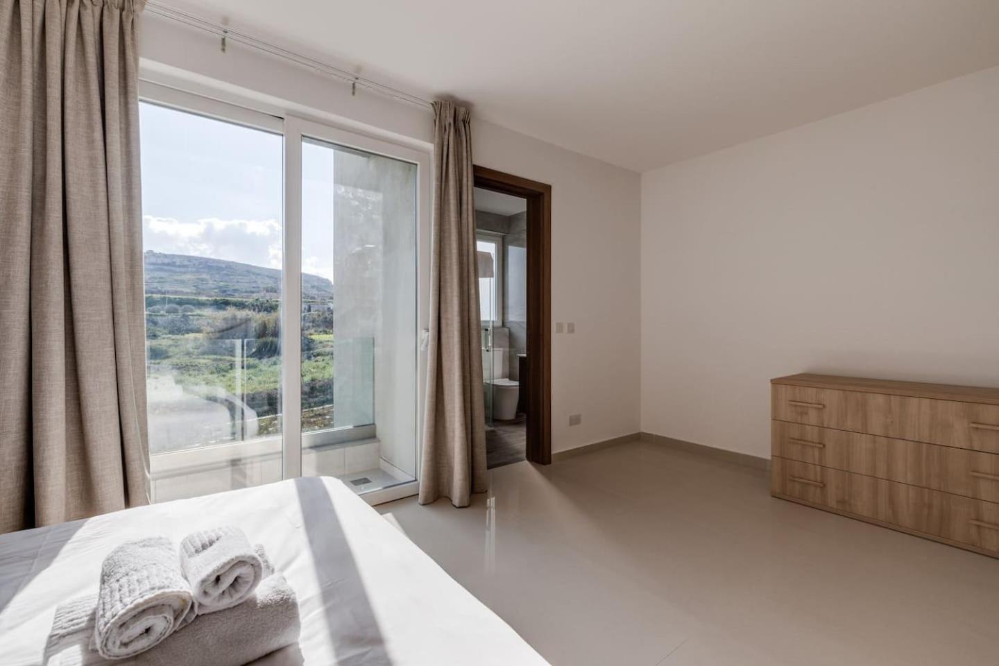 9Ten11 Seafront By Homely Mellieħa Esterno foto