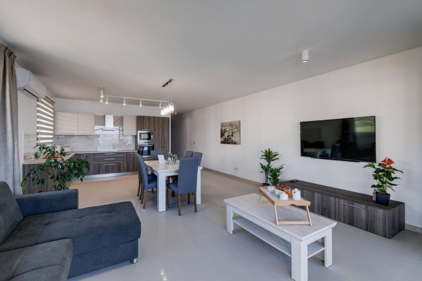 9Ten11 Seafront By Homely Mellieħa Esterno foto