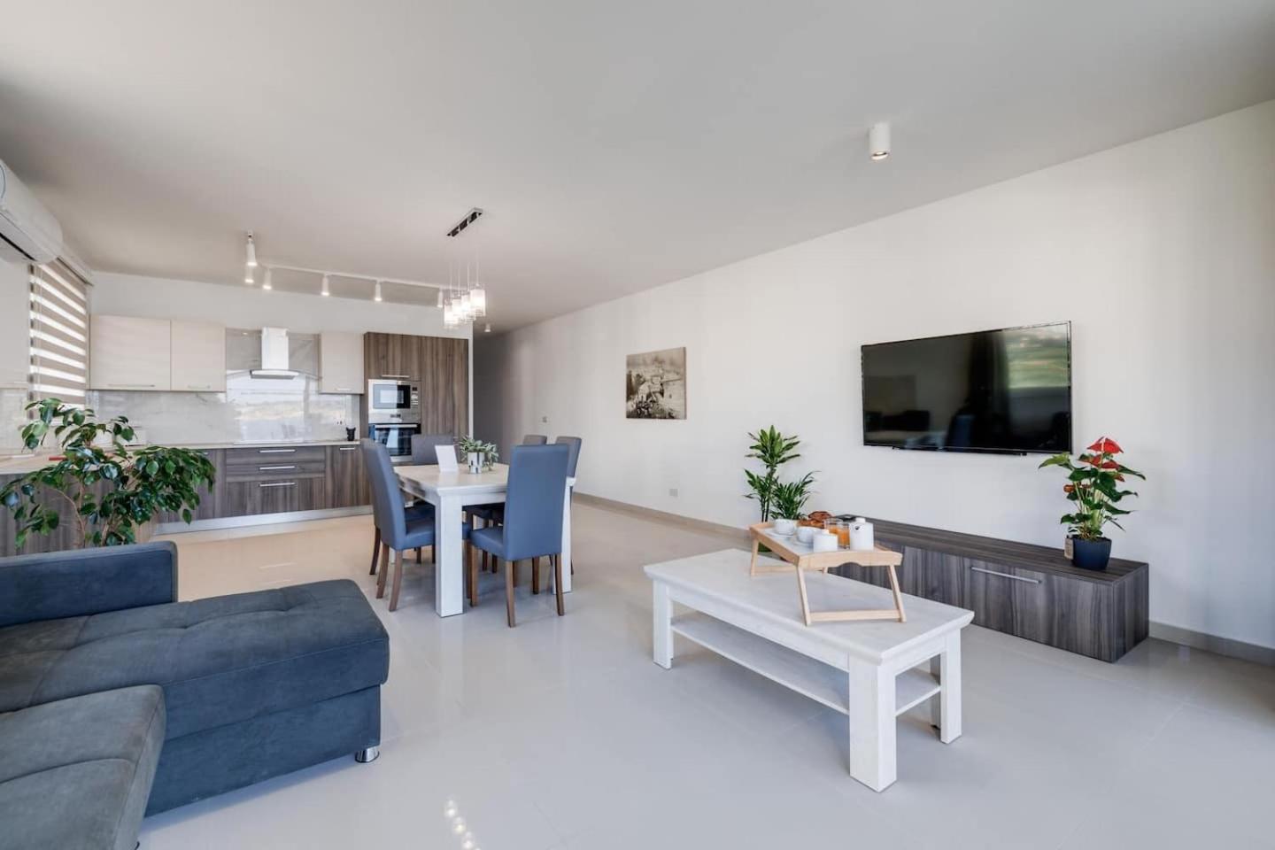 9Ten11 Seafront By Homely Mellieħa Esterno foto