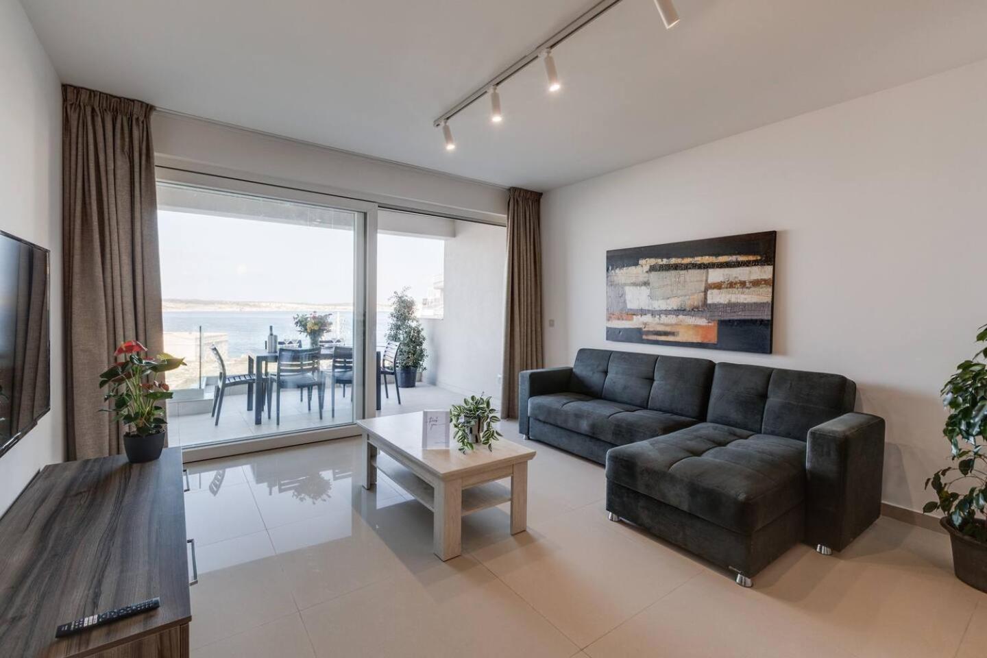 9Ten11 Seafront By Homely Mellieħa Esterno foto